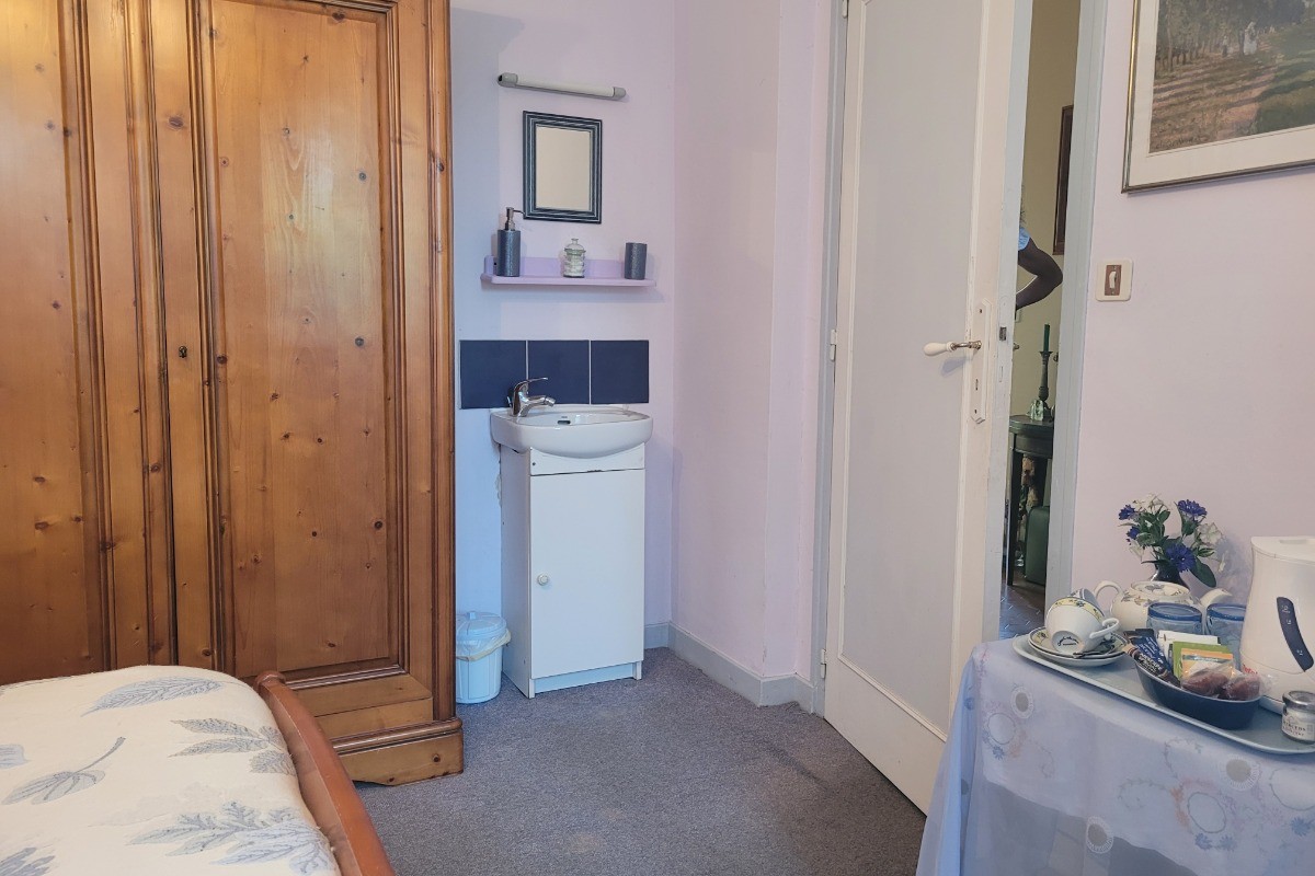 Chambre d'hôtes Clévacances, Ploluha, chez M. et Mme Mac Lachlan, espace lavabo dans la chambre