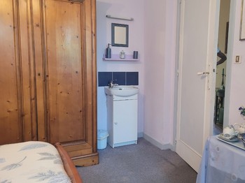 Chambre d'hôtes Clévacances, Ploluha, chez M. et Mme Mac Lachlan, espace lavabo dans la chambre