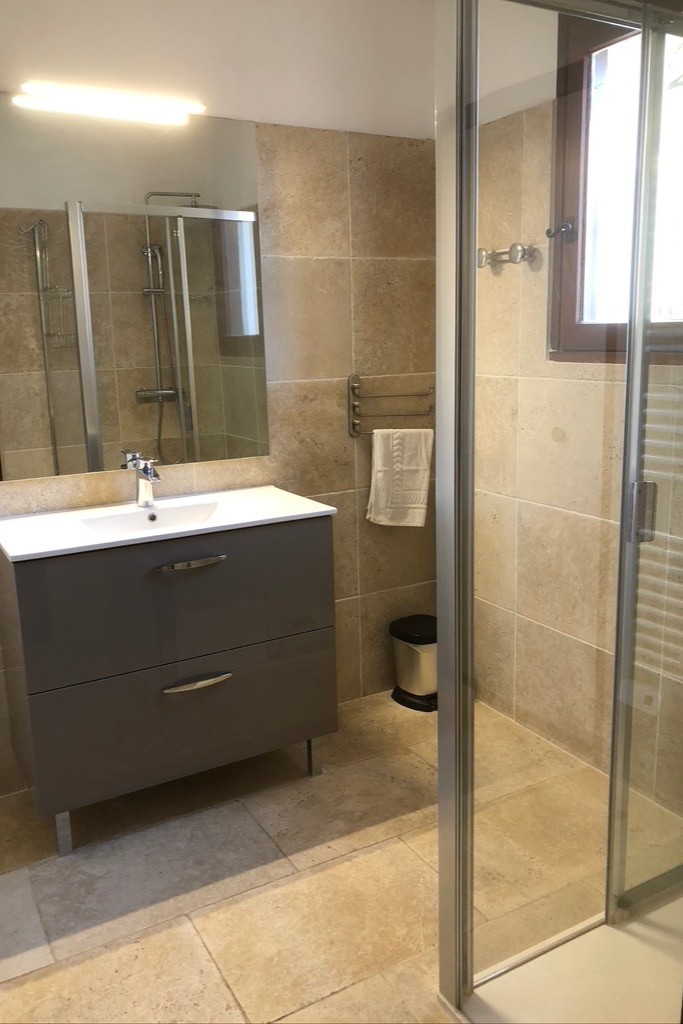 salle de bain avec douche à l'italienne