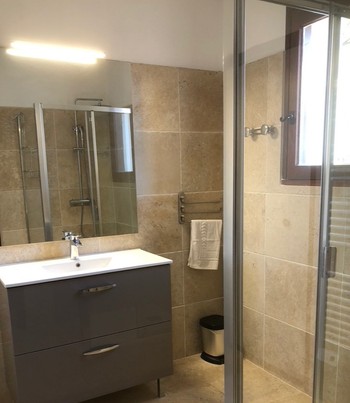 salle de bain avec douche à l'italienne