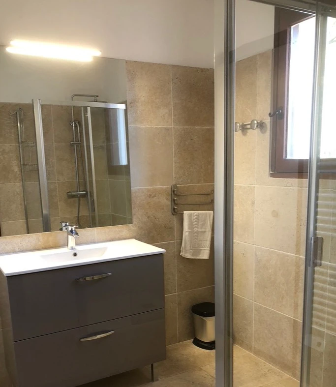 salle de bain avec douche à l'italienne