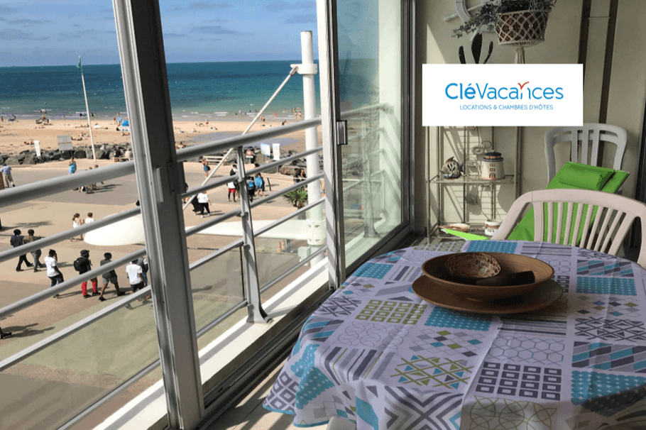 Vue de la véranda - Apt. de charme 2 pers, vue mer - Plage des Rosaires à PLERIN - COTES D'ARMOR ( BRETAGNE )