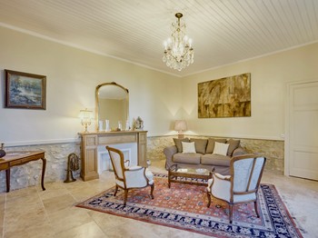 Salon avec canapé-lit