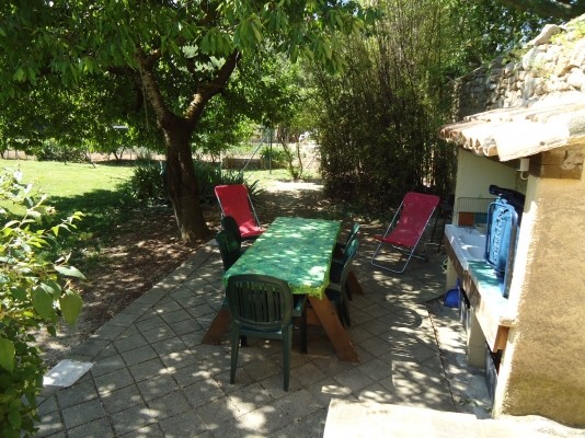 la terrasse et sa cuisine d'été
