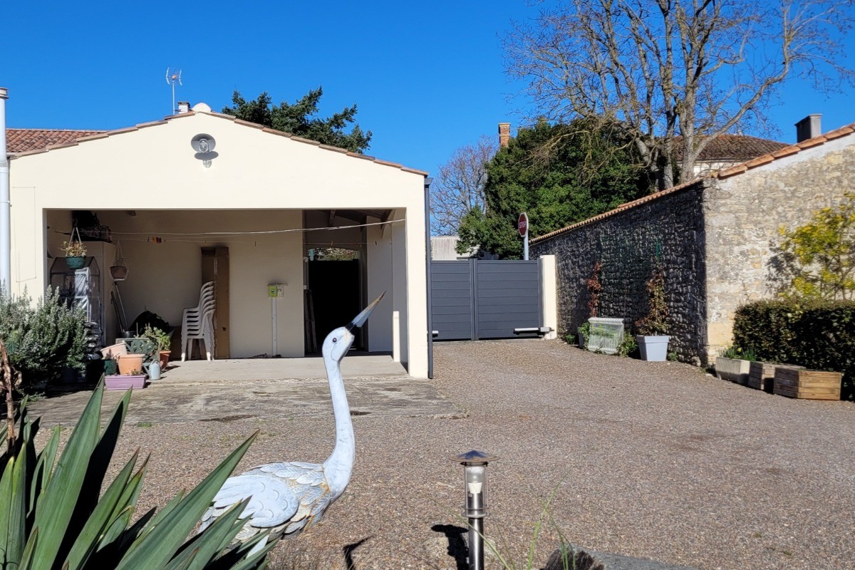 Cour avec abri vélo