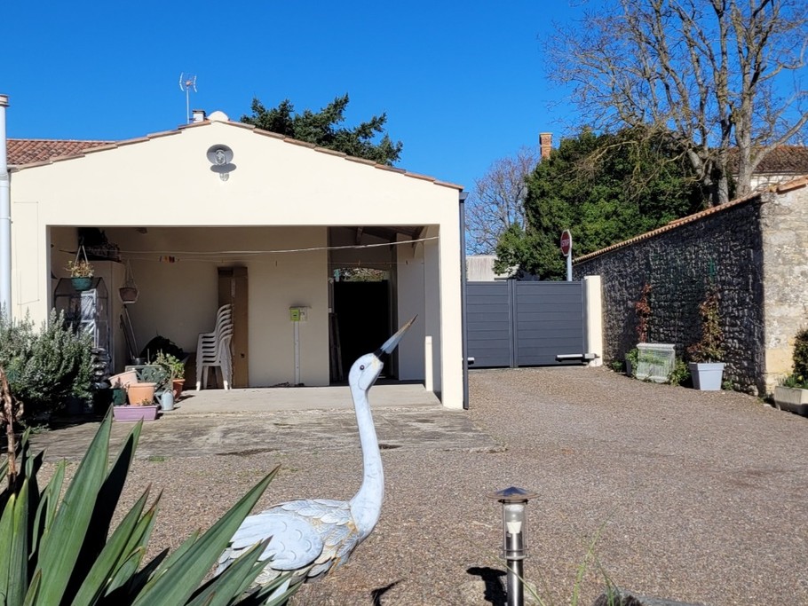 Cour avec abri vélo