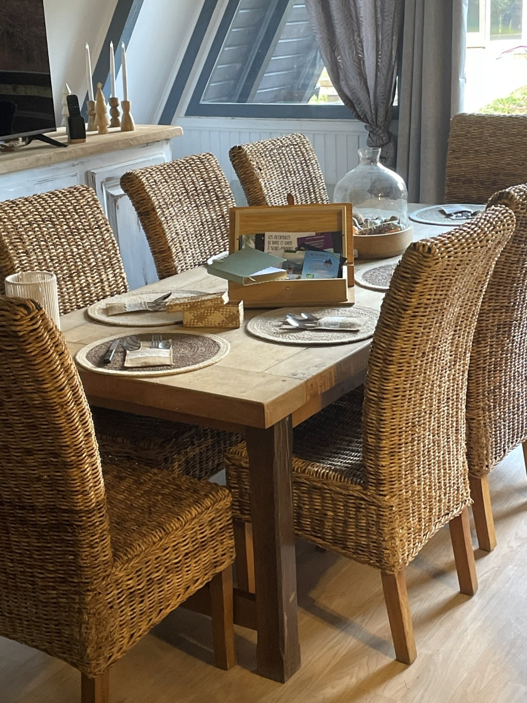 Espace repas - Chalet atypique en A, l'Armorique, en pleine nature dans les Vosges