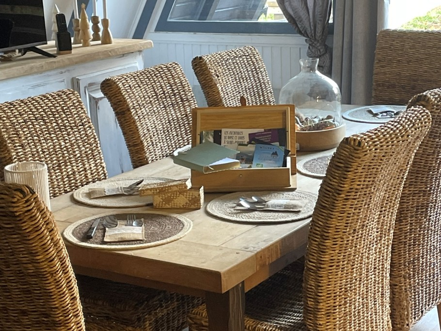 Espace repas - Chalet atypique en A, l'Armorique, en pleine nature dans les Vosges