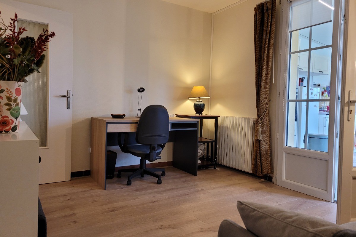 Canapé, bibliothèque, bureau, TV