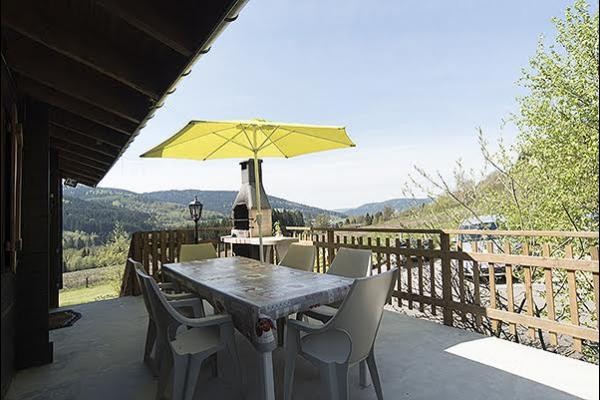 Terrasse Béton de 24 m2 avec BBQ et mobilier de jardin , exposition Sud Ouest.
