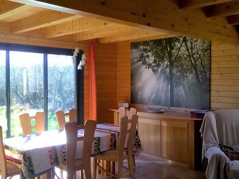 La baie vitrée rend la pièce de vie du gite très lumineuse.