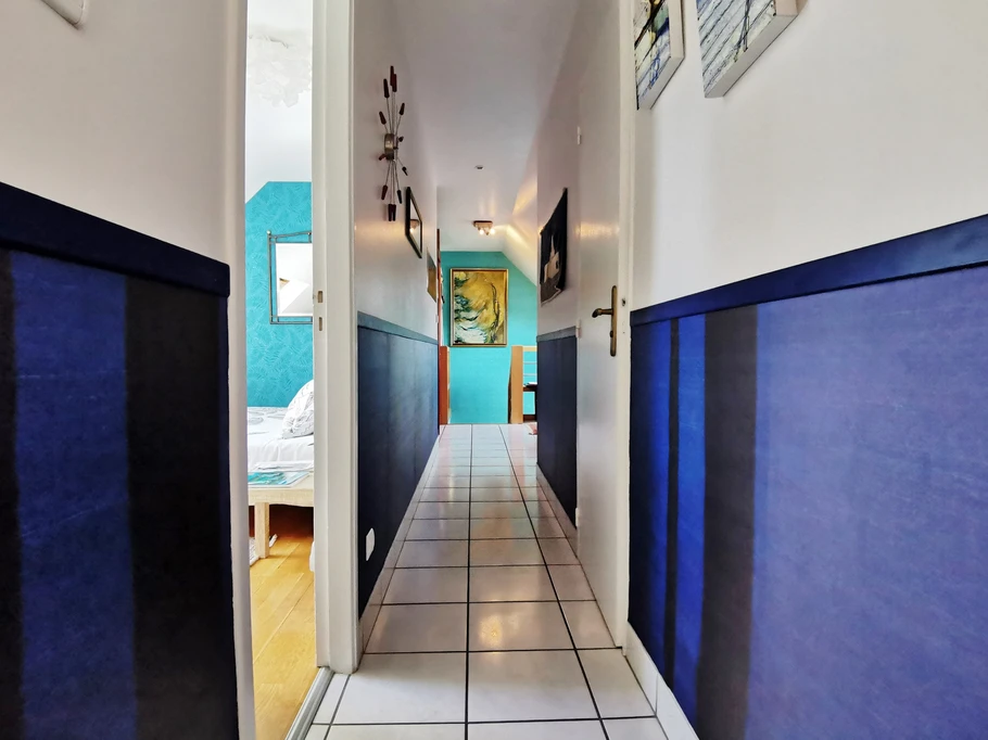 Etage: Couloir accès à la Chambre 1 à gauche et salon TV au fond du couloir