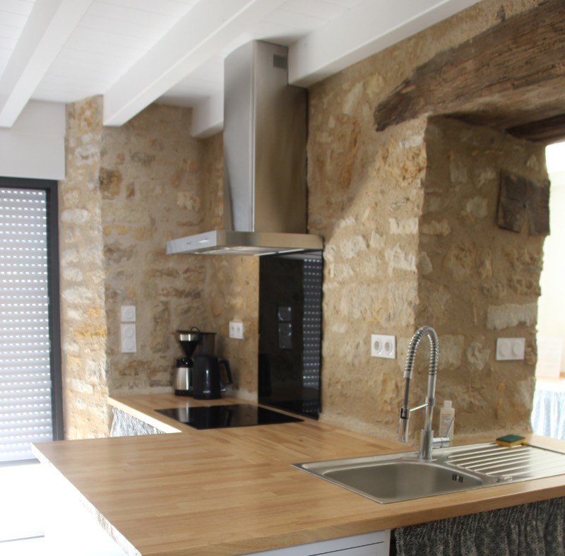 Cuisine ouverte sur la pièce de vie