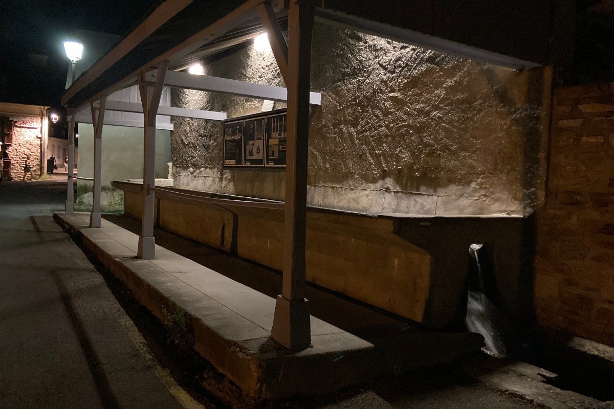 Lavoir d'époque situé sur le côté du logement. Un peu de fraicheur après la randonnée et une ballade nocturne éclairée par les ruelles de la commune.
