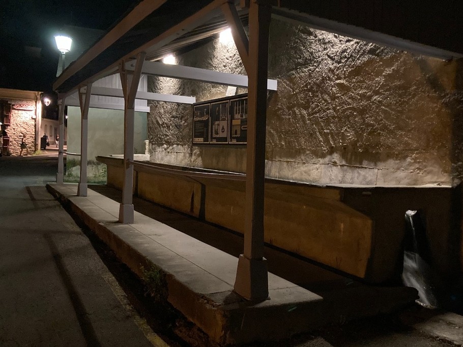 Lavoir d'époque situé sur le côté du logement. Un peu de fraicheur après la randonnée et une ballade nocturne éclairée par les ruelles de la commune.