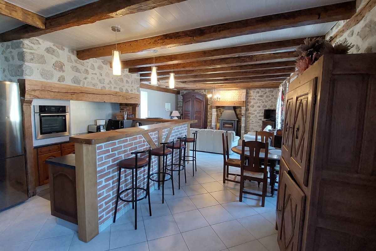 Cuisine ouverte entièrement équipée avec bar et tabourets