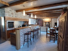 Cuisine ouverte entièrement équipée avec bar et tabourets