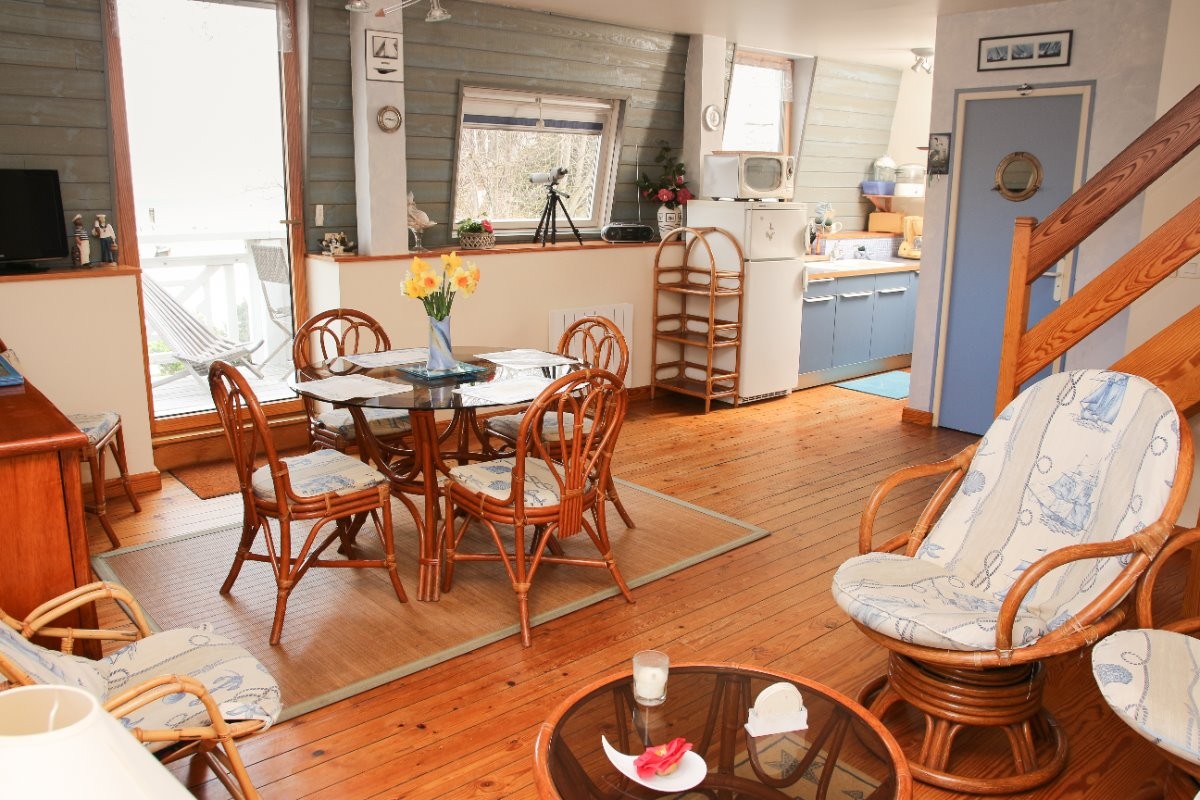 salon salle à manger cuisine ouverte avec balcon vue sur mer