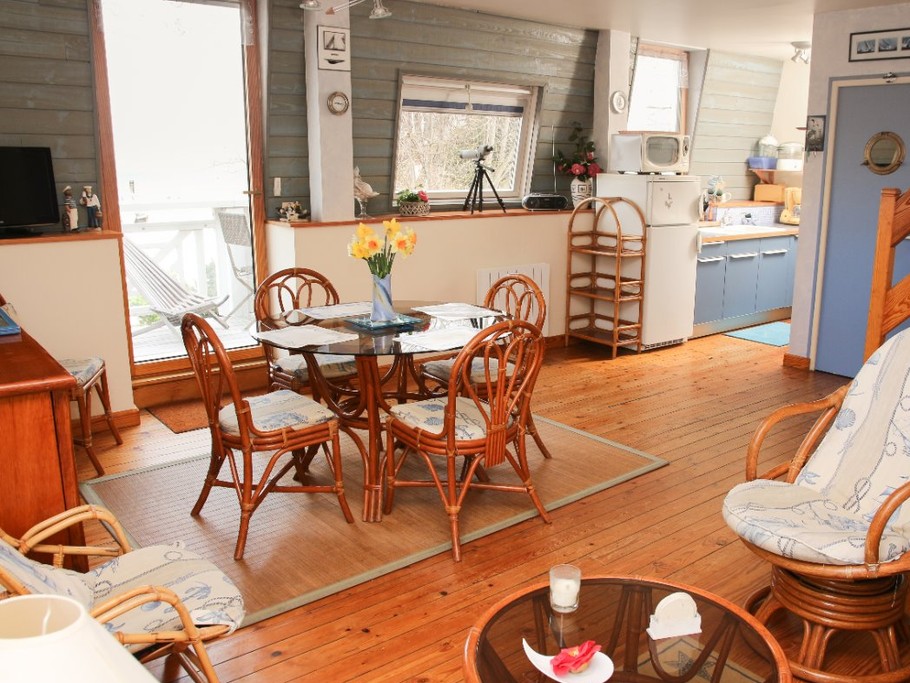 salon salle à manger cuisine ouverte avec balcon vue sur mer