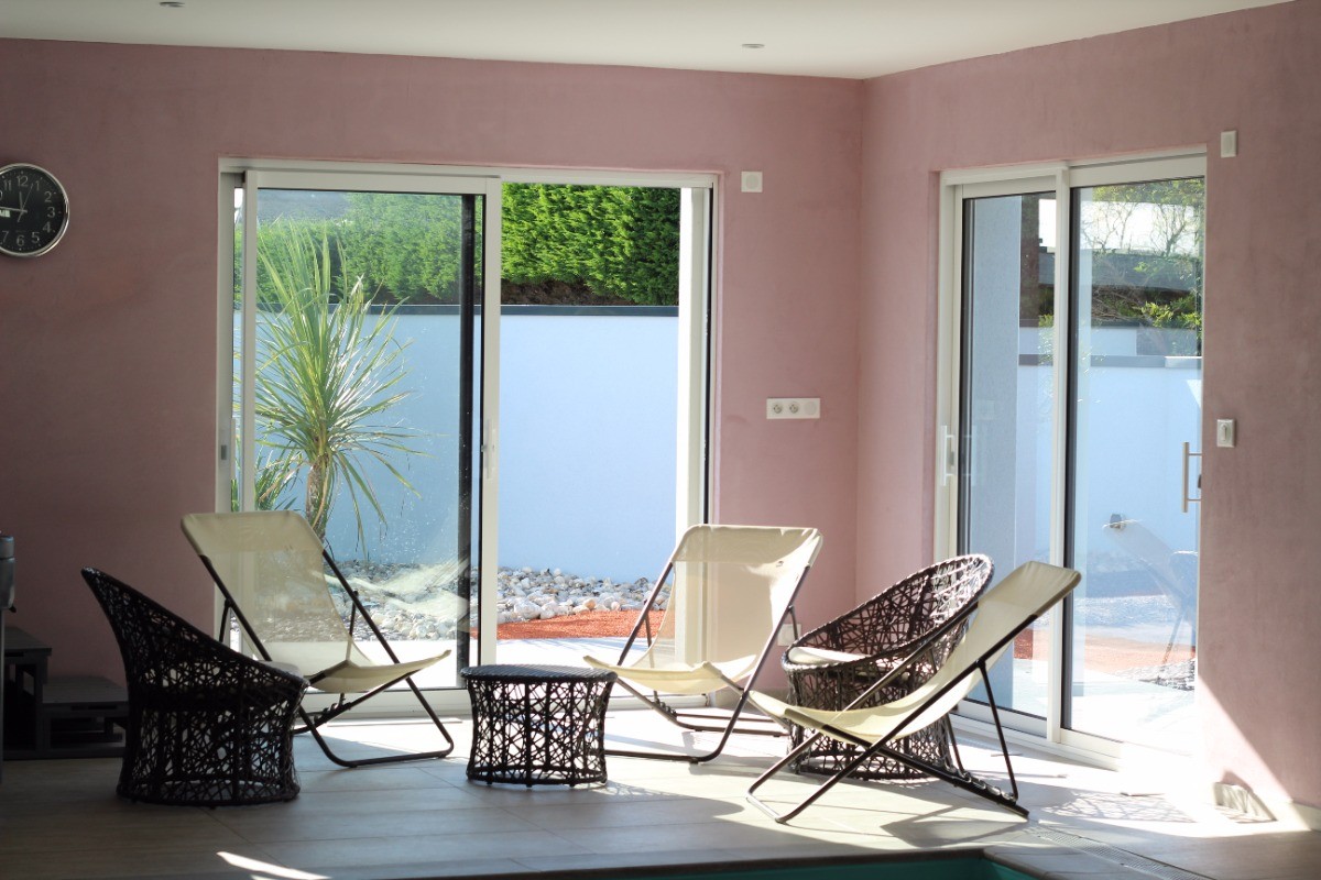 détente devant la piscine