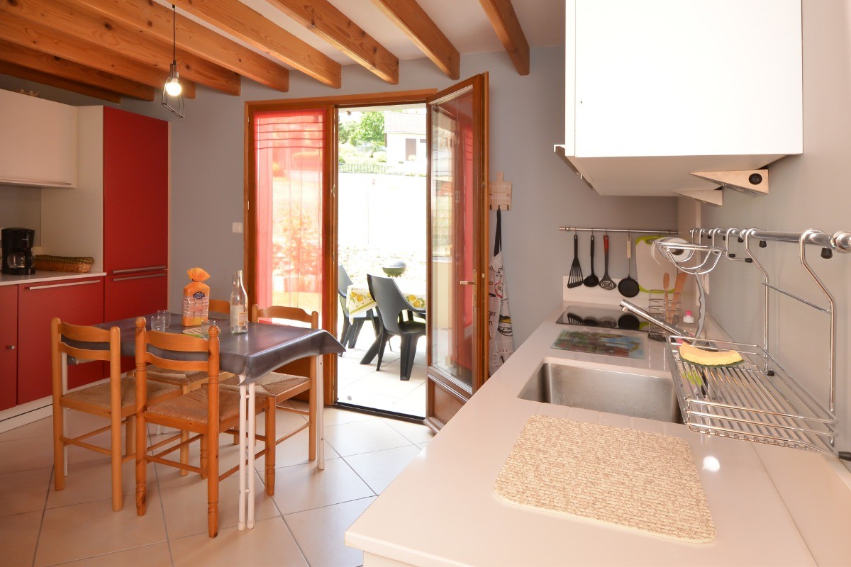 Cuisine spacieuse accès terrasse Gîte du Lavoir
