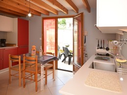 Cuisine spacieuse accès terrasse Gîte du Lavoir