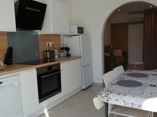 Cuisine avec four micro-ondes, frigo, congélateur, plaque cuisson induction, hotte ect..et coin repas