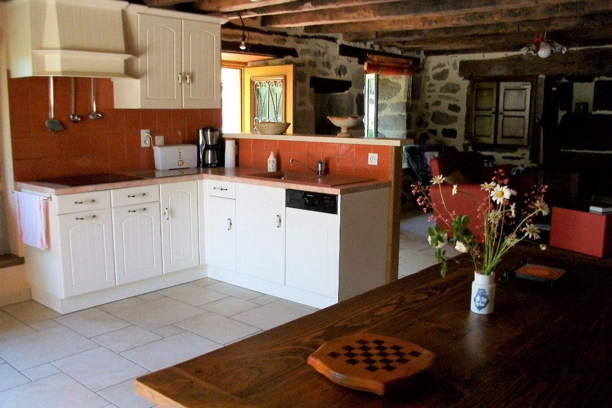 La pièce principale côté cuisine et table à manger
