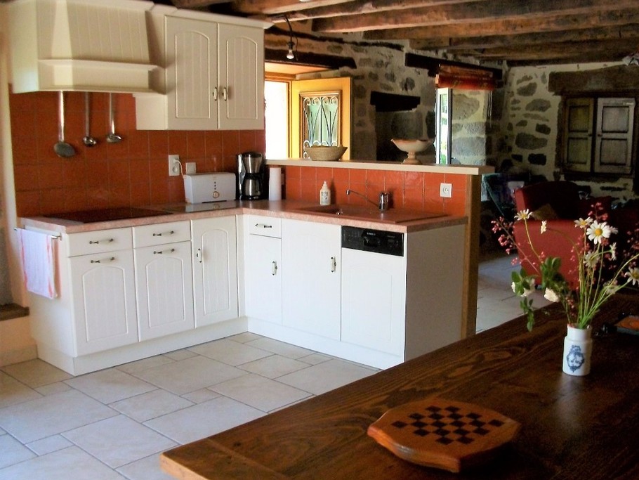 La pièce principale côté cuisine et table à manger