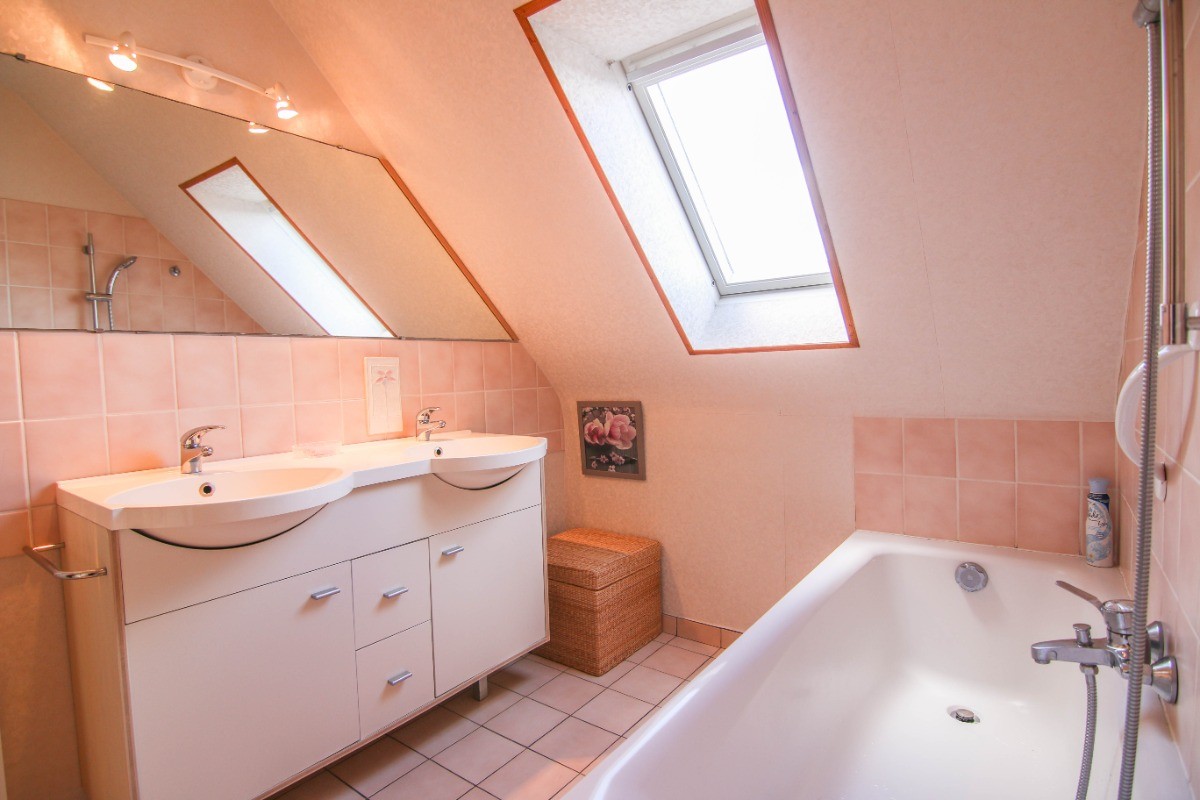 La salle de bain au 1er étage avec WC complète les 2 autres salles d'eau (au RdC et à l'étage) ce qui permet d'éviter les files d'attente.