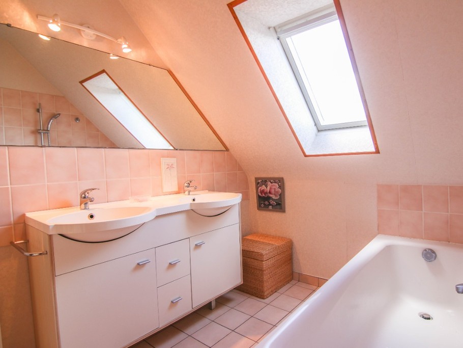 La salle de bain au 1er étage avec WC complète les 2 autres salles d'eau (au RdC et à l'étage) ce qui permet d'éviter les files d'attente.