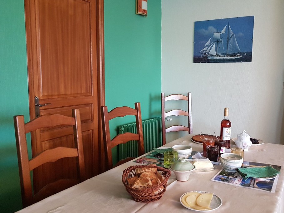 Petit-déjeuner dans la salle à manger de la maison d'hôtes la Vidalie