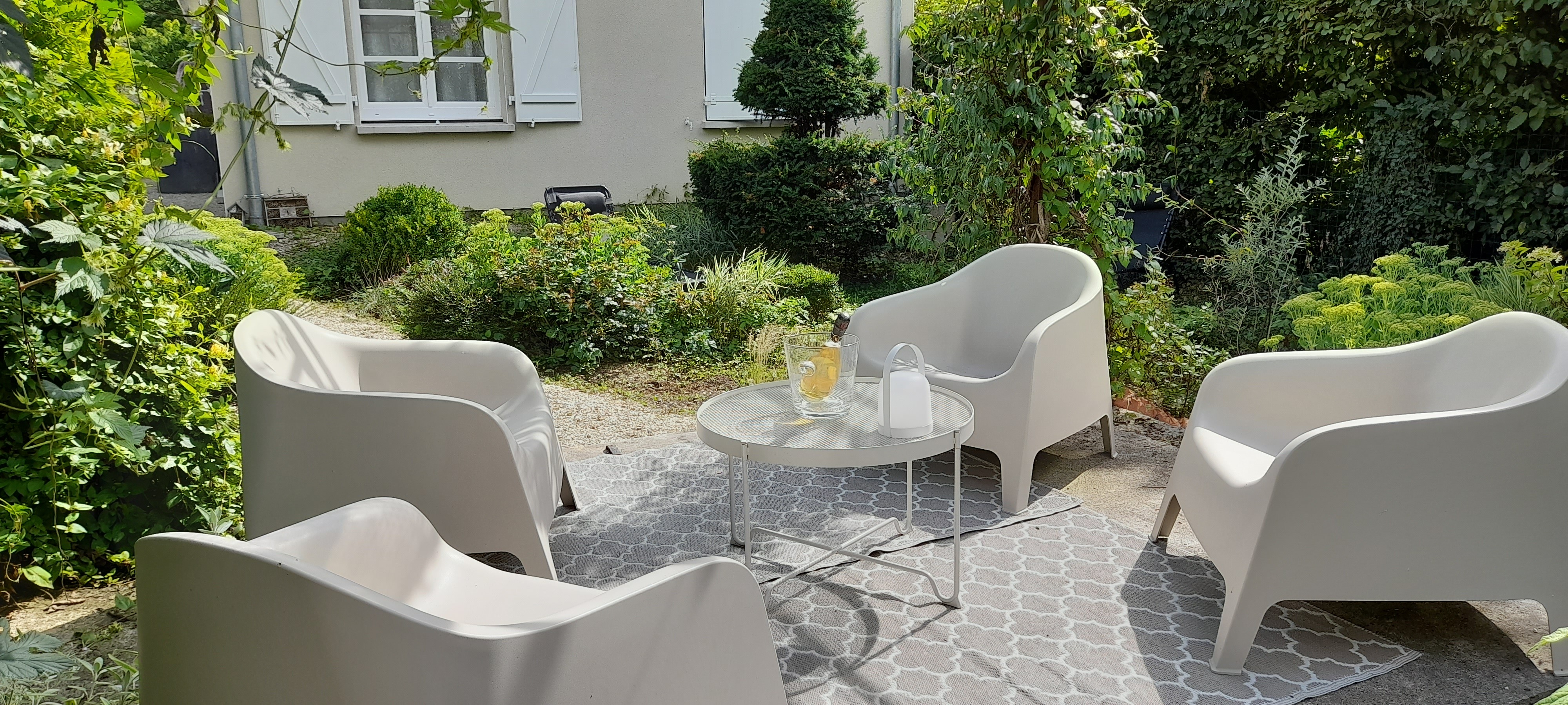 Terrasse à l'ombre dans le jardin