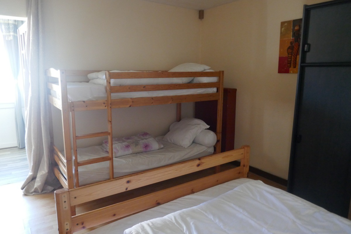 Bedroom with a 140cm bed and two 90cm bunk beds