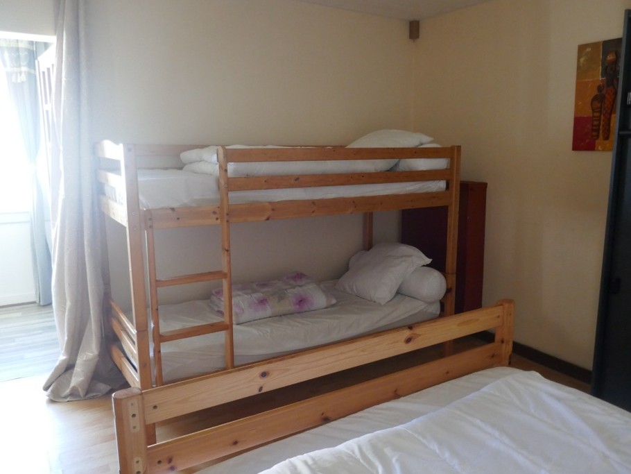 Bedroom with a 140cm bed and two 90cm bunk beds
