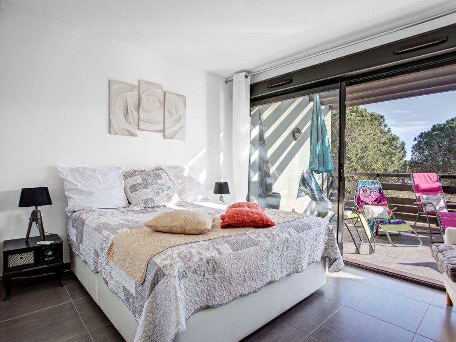 Chambre climatisée, avec lit double 160 X 200 et baies ouvrant sur terrasse + TV Good night !