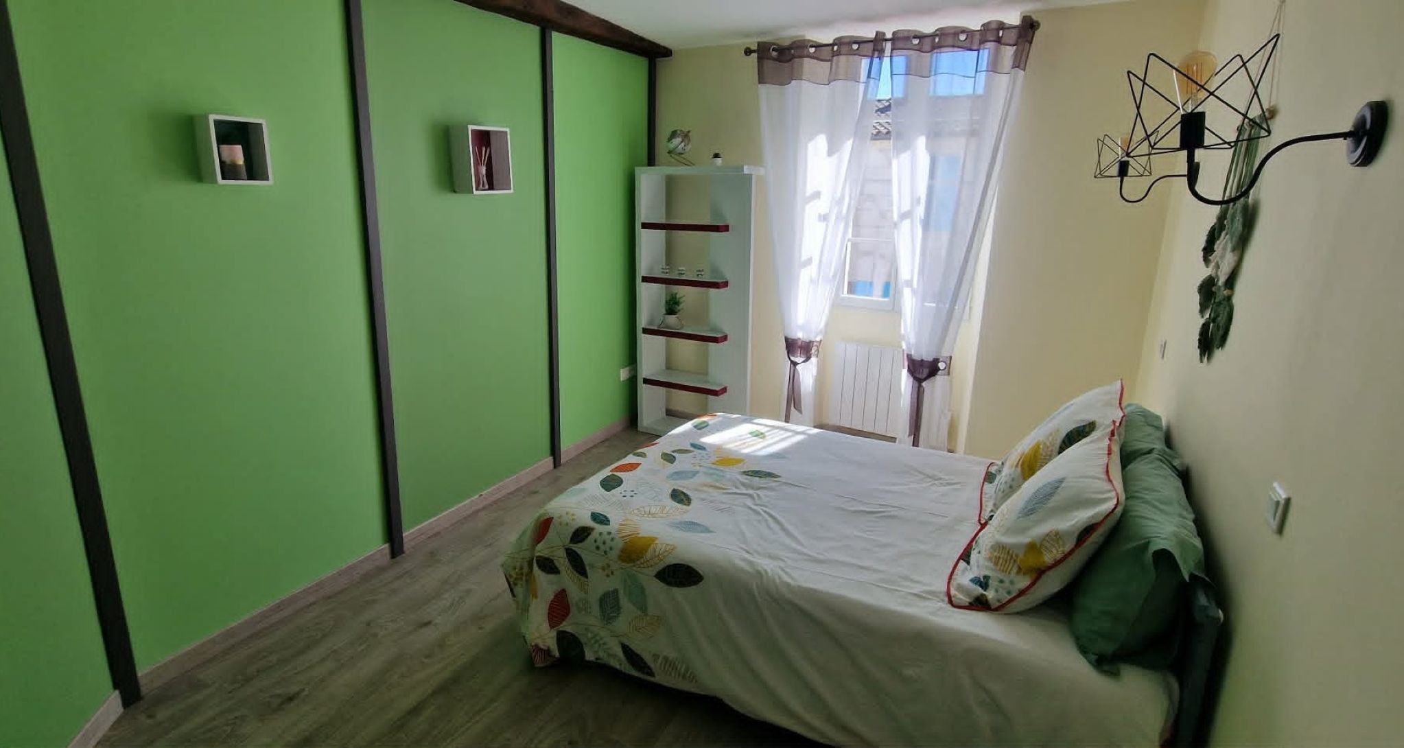 On the 1st floor, the green room at Logis de La Passerelle in Port d'Envaux in Charente maritime