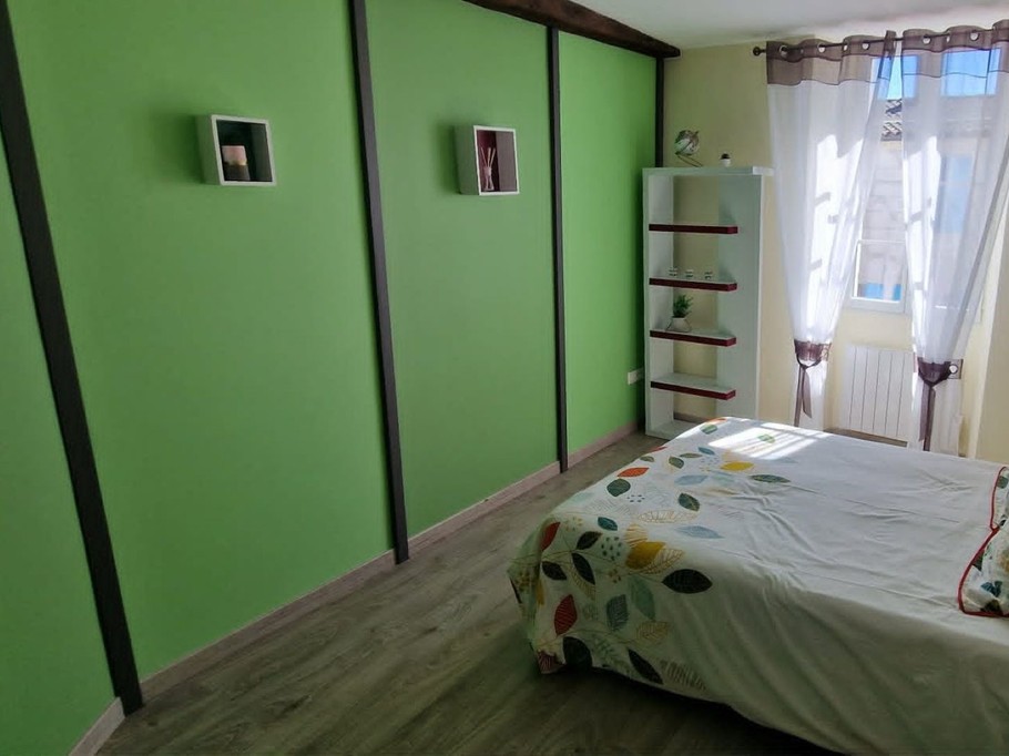 On the 1st floor, the green room at Logis de La Passerelle in Port d'Envaux in Charente maritime