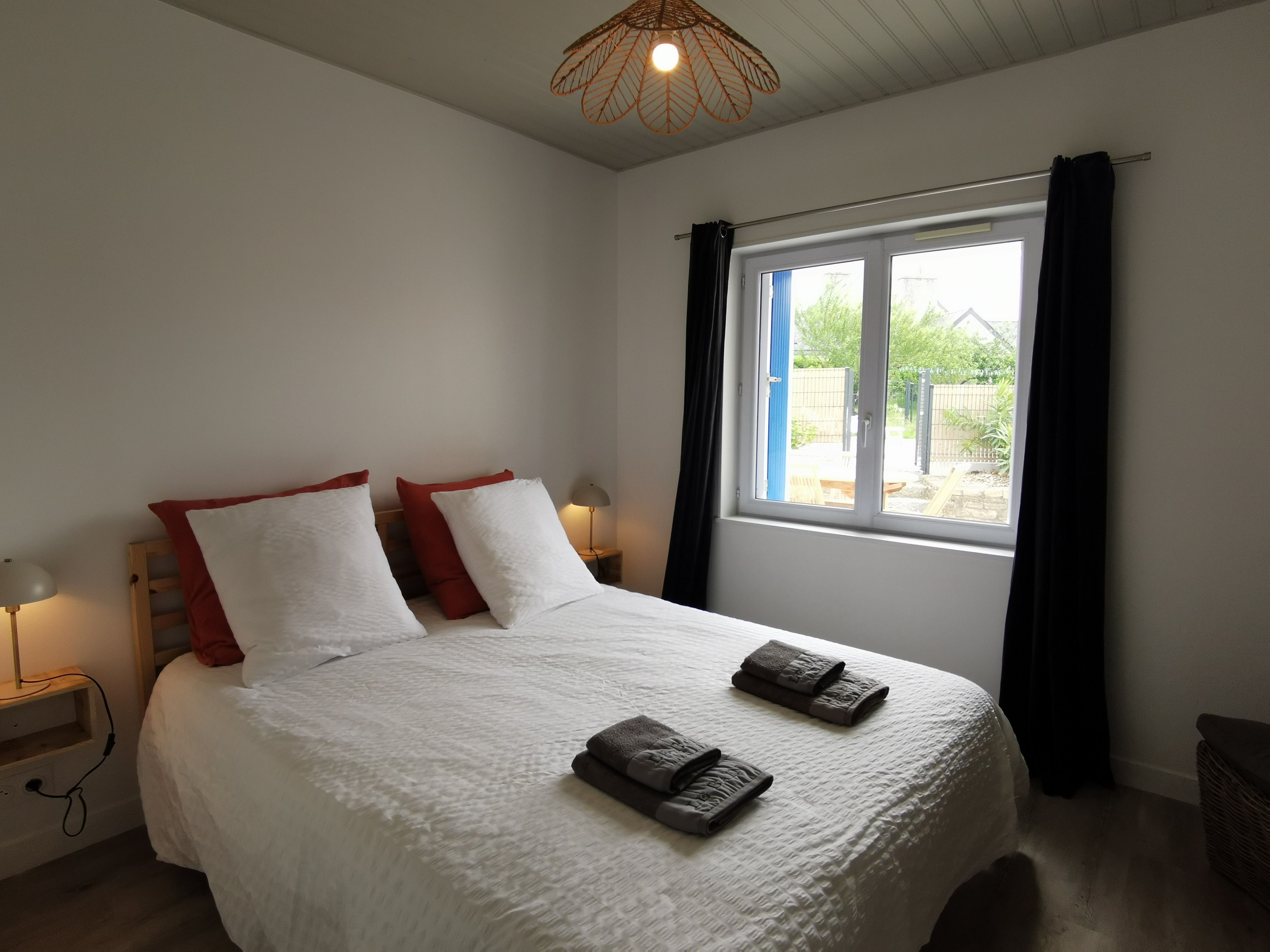 Ground floor bedroom with 160cm bed