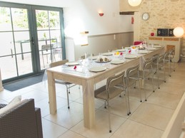 Pièce de vie lumineuse pour le partage des repas