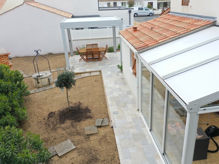 Coté de la maison véranda