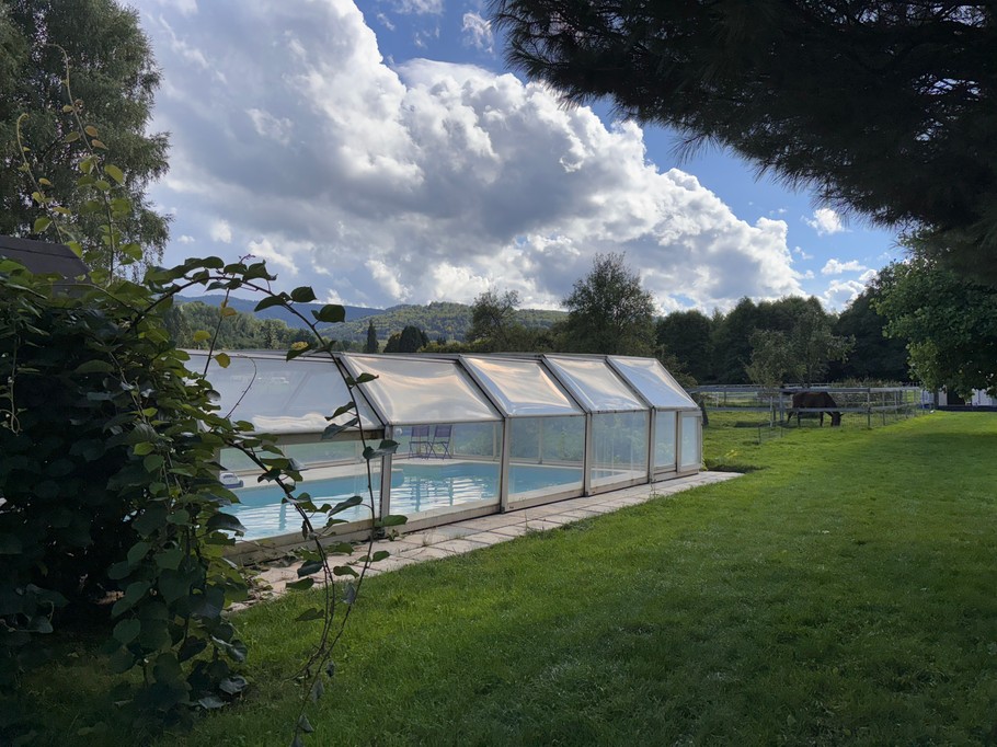 Vue sur la piscine  - Gites de Ban - Studio Ecureuil