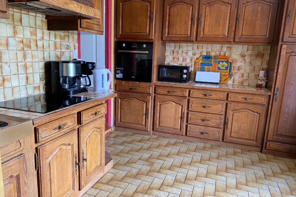 Cuisine, plaque cuisson vitrocéramique, cafetière, four, four microondes, grille pain, Gîte Lisle sur Tarn, entre Albi et Toulouse, Occitanie