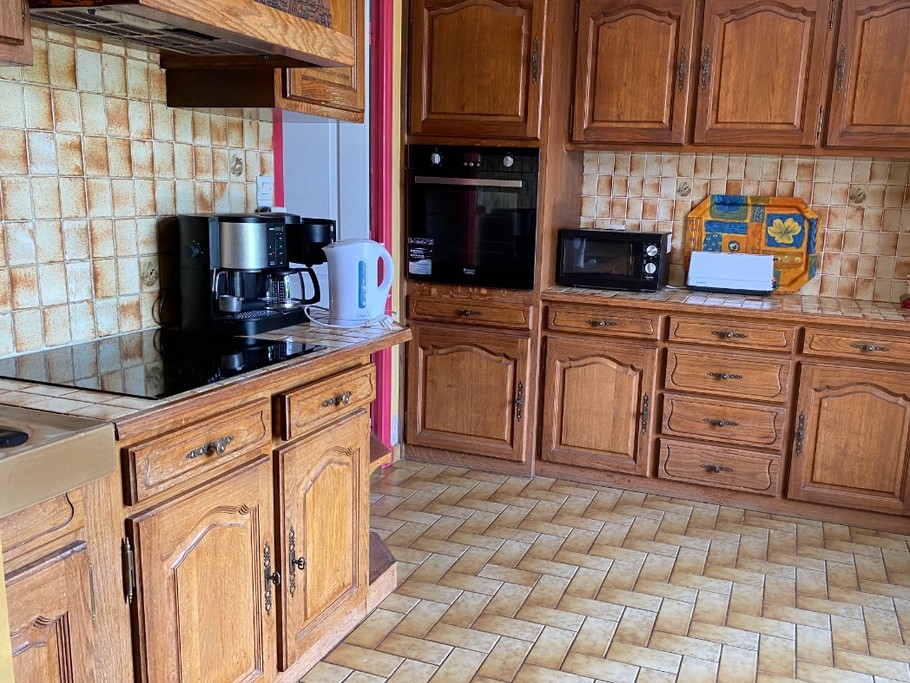 Cuisine, plaque cuisson vitrocéramique, cafetière, four, four microondes, grille pain, Gîte Lisle sur Tarn, entre Albi et Toulouse, Occitanie