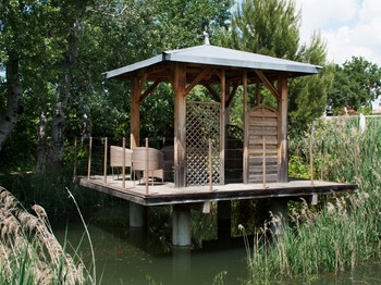 Kiosque partagé sur étang