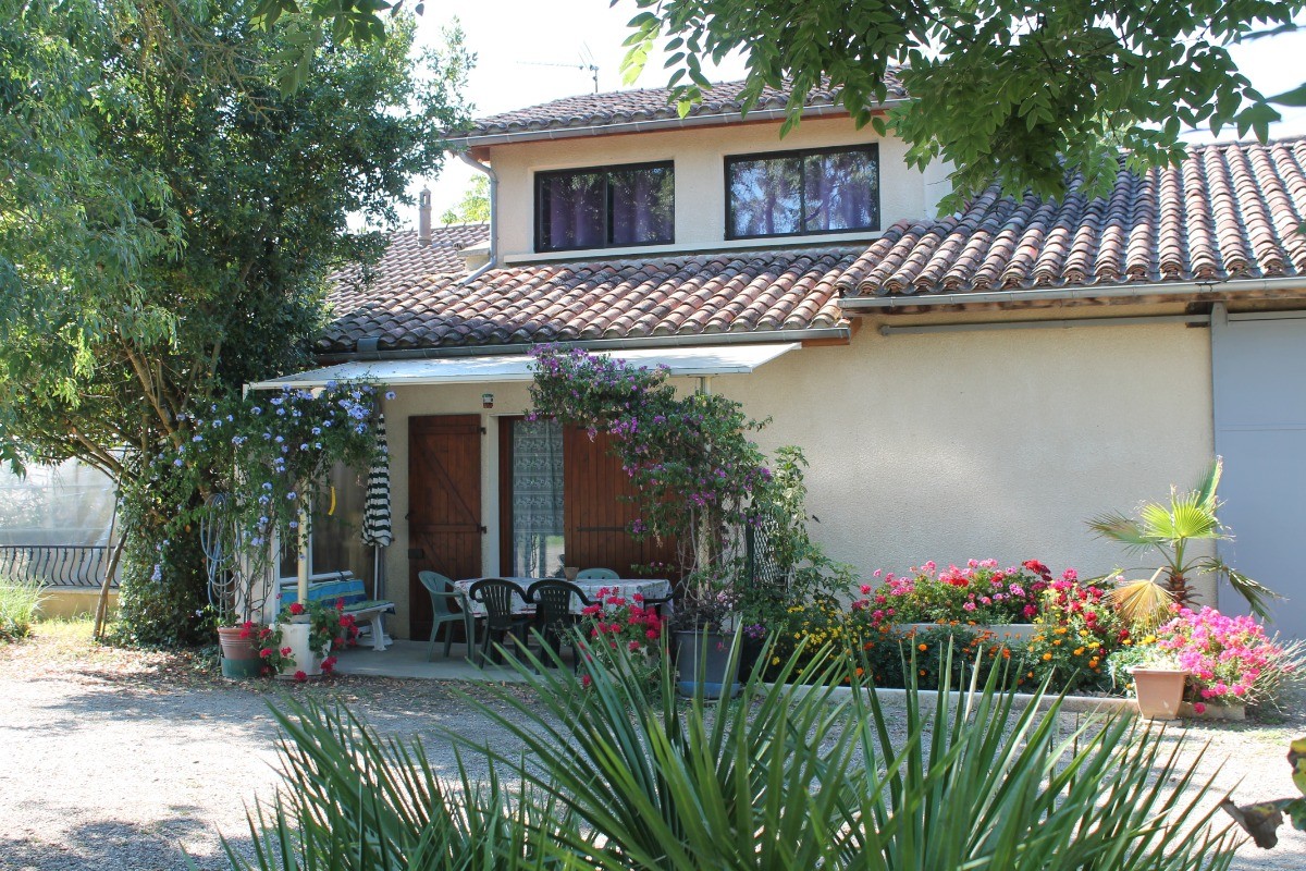 façade principale entrée et terrasse