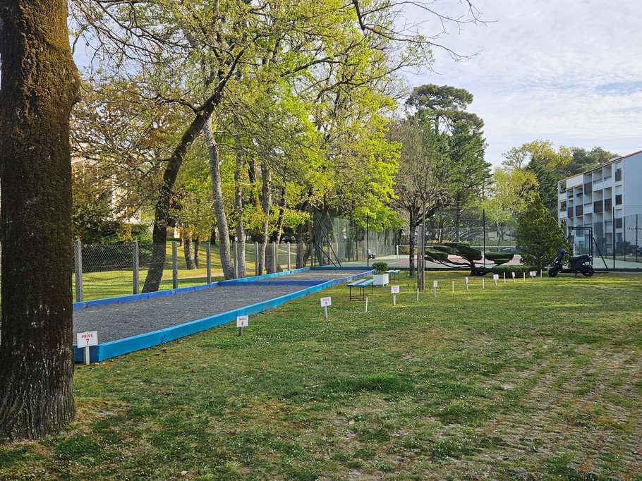 Les 2 terrains de pétanques de la résidence