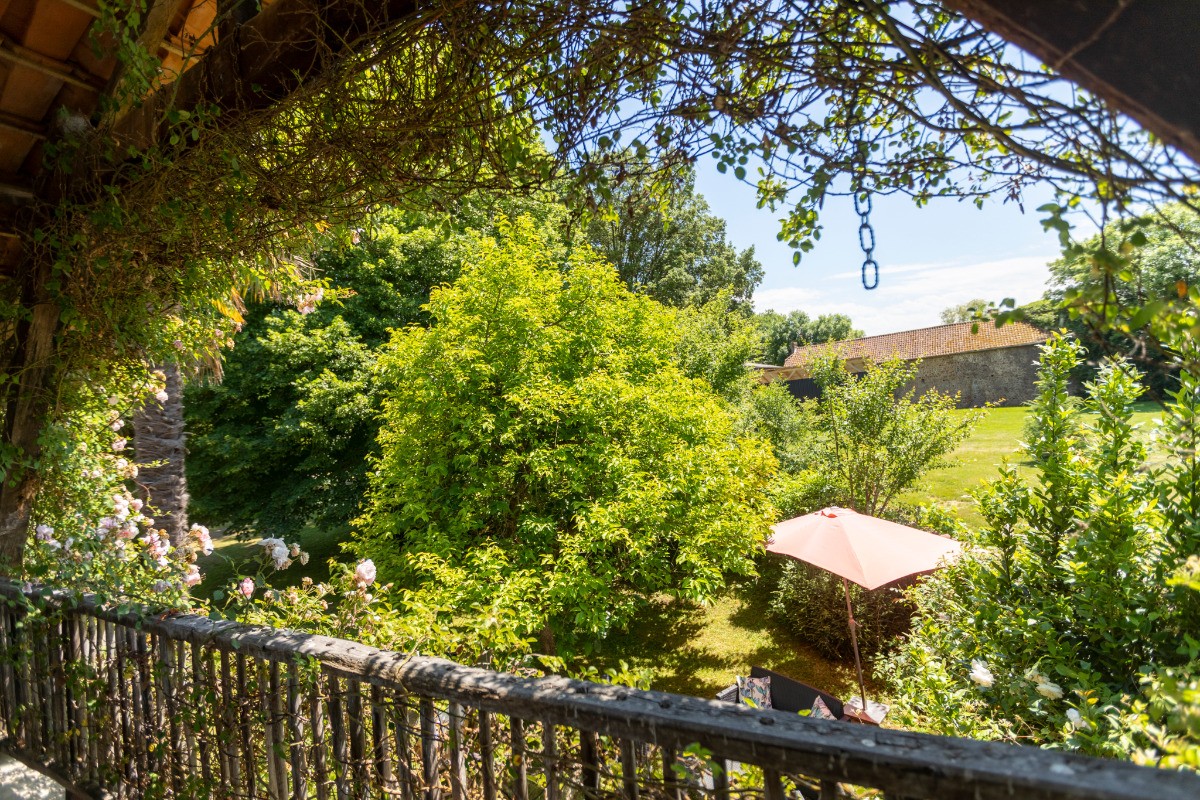 vue sur le jardin/terrasse depuis le balcon des chambres