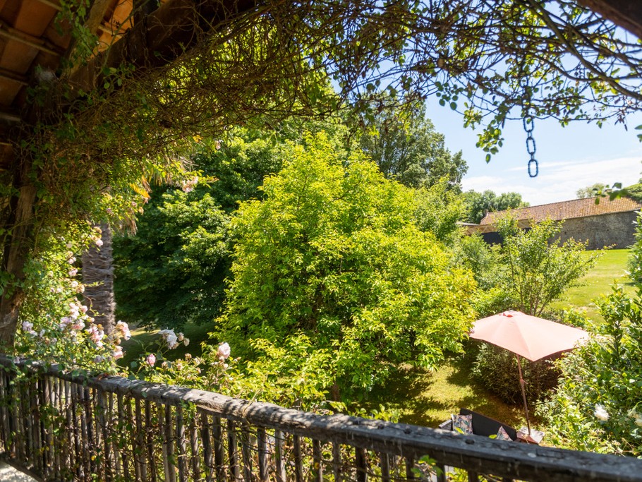 vue sur le jardin/terrasse depuis le balcon des chambres
