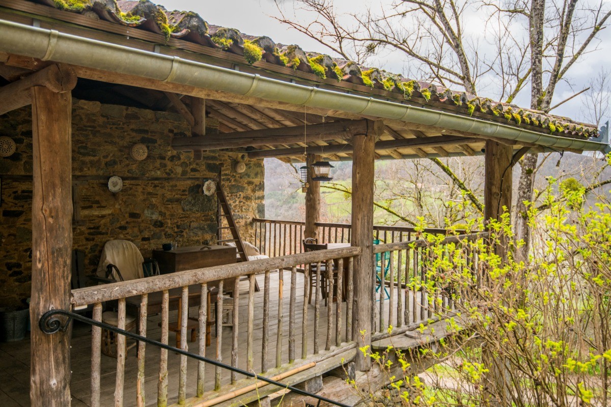Vue extérieure terrasse couverte GITE LE CUN FRAYSSHINES LOT 46 CLEVACANCES